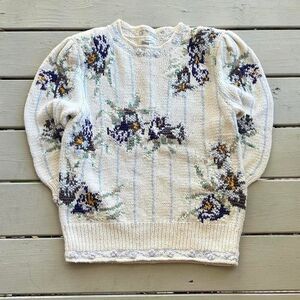 Vintage 90s White Flower Patterned Crewneck Sweater. Sz M